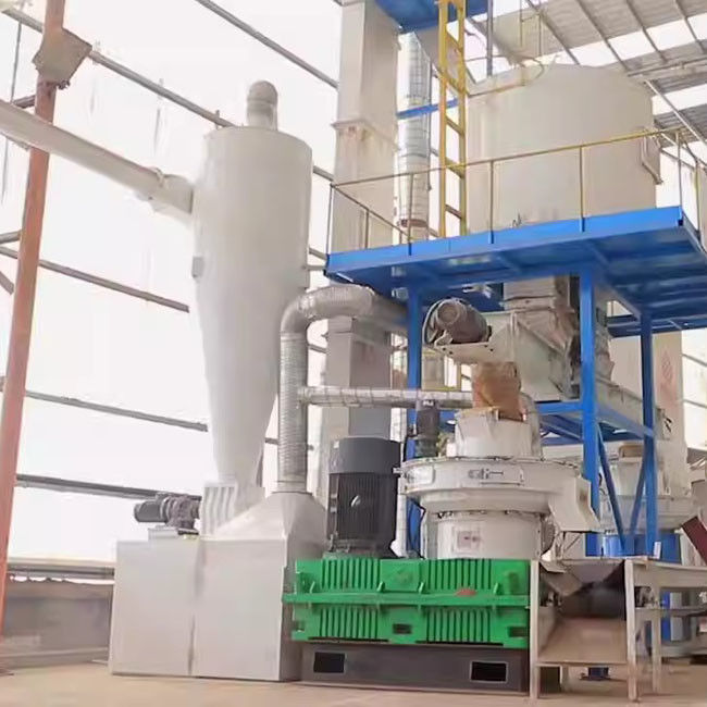 2.2-3kw Línea de producción de pellets de biomasa astillas de madera 1-2 toneladas / h